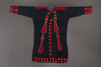 Tlingit%20artist%2C%20%3Cb%3E%3Ci%3E%20Button%20Shirt%3C%2Fi%3E%3C%2Fb%3E%2C%20ca.%201900%2C%20wool%20cloth%20and%20pearl%20buttons%2C%20Museum%20Purchase%3A%20Indian%20Collection%20Subscription%20Fund%2C%20Rasmussen%20Collection%20of%20Northwest%20Coast%20Indian%20Art%2C%20no%20known%20copyright%20restrictions%2C%2048.3.573